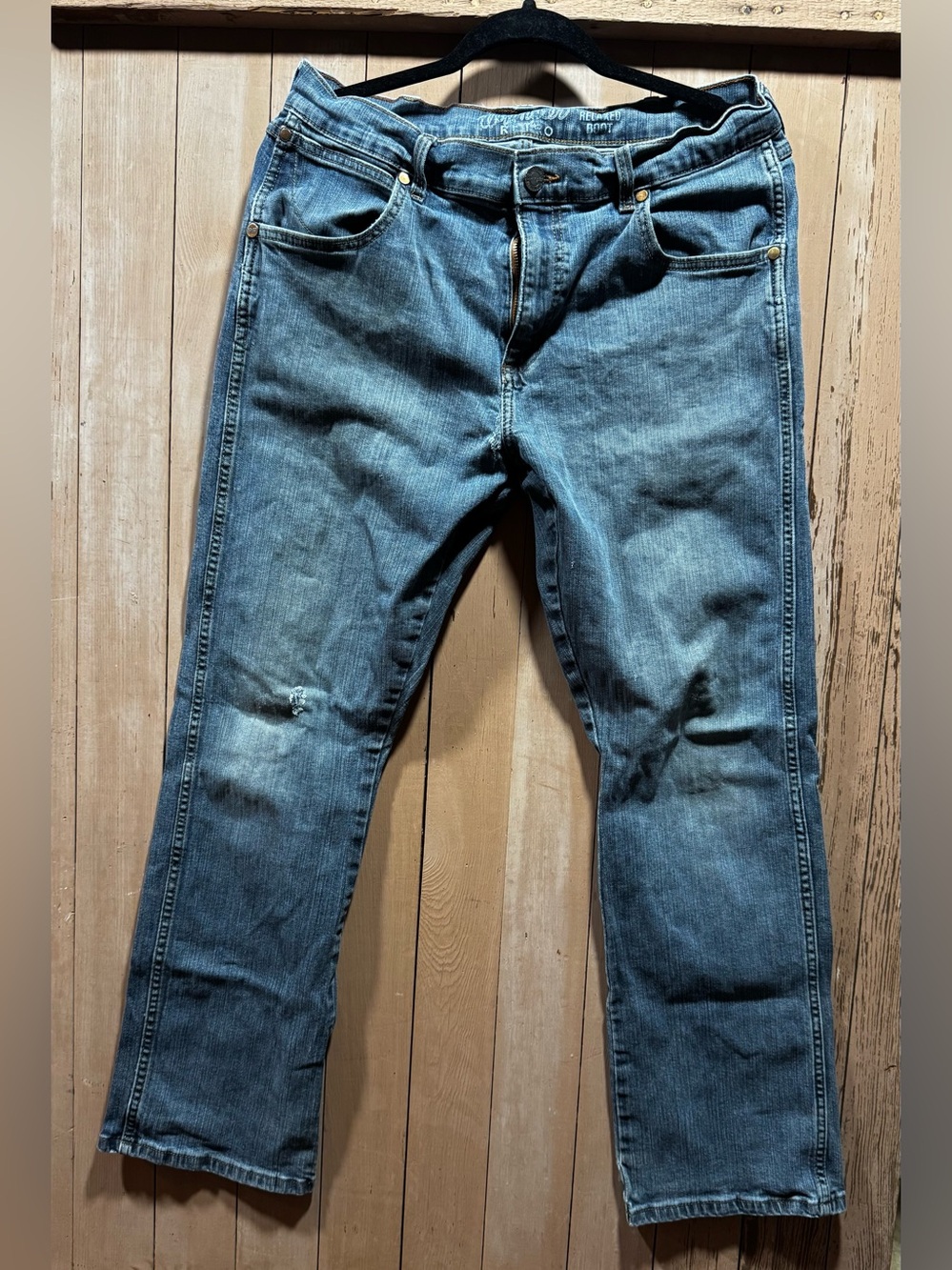 34x32 wrangler retro Men's Relaxed-Fit Jeans — not perfect😝